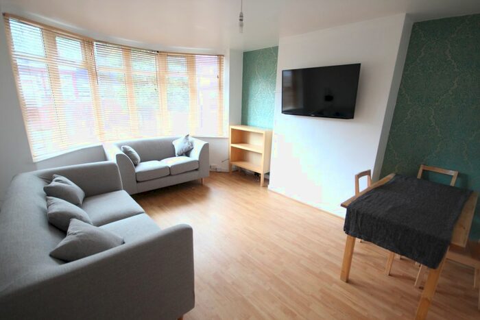 5 Bedroom Semi-Detached House To Rent In Shaw Lane, Headingley, Leeds, LS6