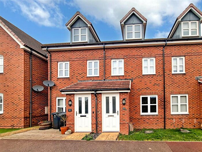 3 Bedroom Terraced House For Sale In Hinchliff Drive, Wick, Littlehampton, BN17