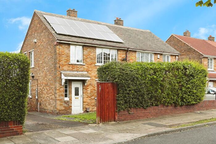 3 Bedroom Semi-Detached House For Sale In Violet Avenue, Edlington, Doncaster, DN12