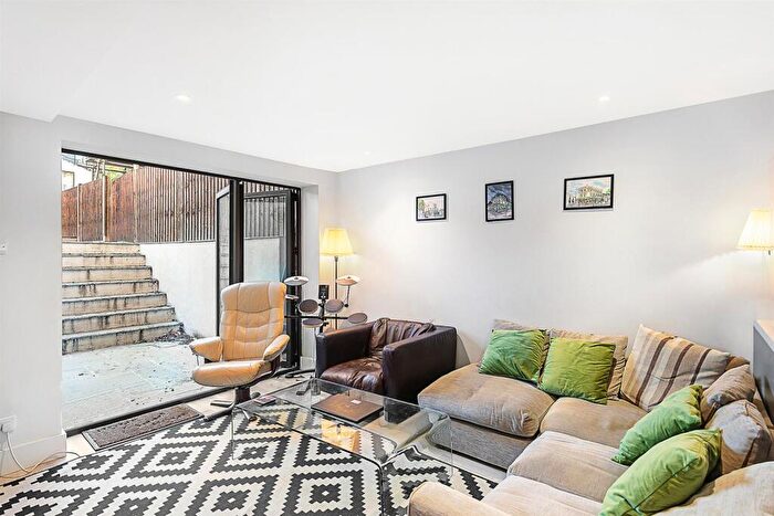 3 Bedroom Flat To Rent In Lordship Lane, London, SE22