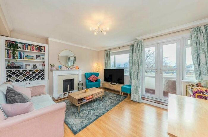 3 Bedroom Flat To Rent In Esher Gardens, London, SW19