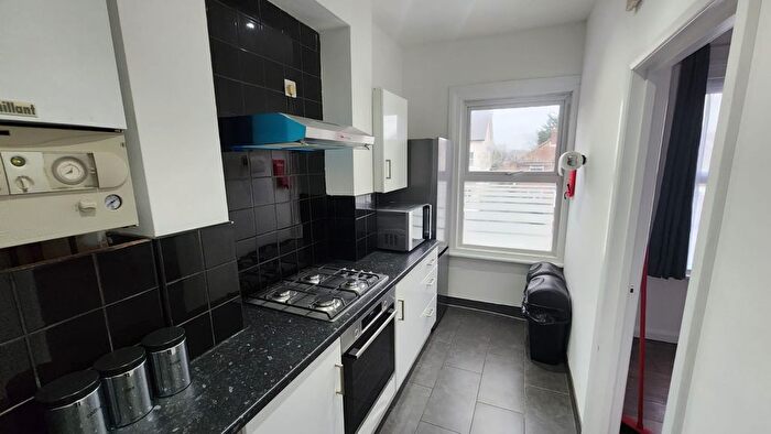 3 Bedroom Flat To Rent In Hanworth Road, Hounslow, TW3