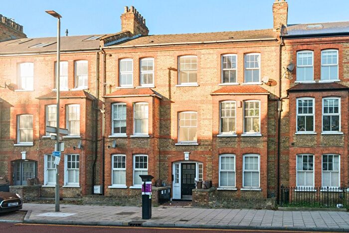 2 Bedroom Flat For Sale In Queenstown Road, London, SW8