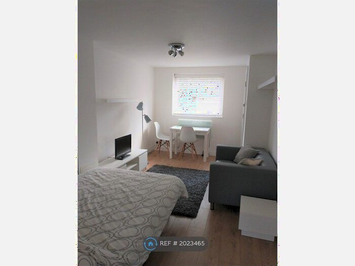 Studio To Rent In Sonia Gardens, Heston, TW5