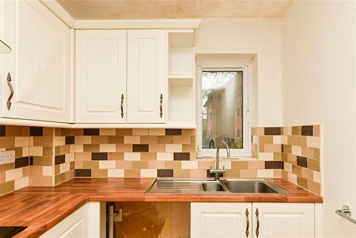 1 Bedroom Flat For Sale In Killicks, Cranleigh, Surrey, GU6