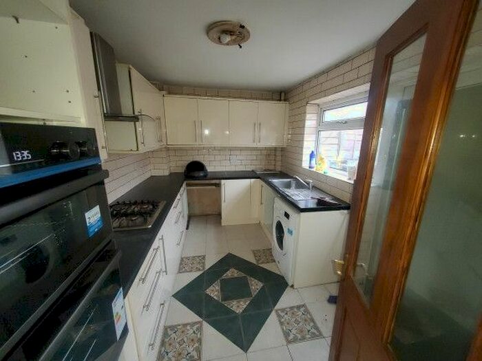 4 Bedroom Detached House To Rent In Sandringham Drive, Stockport, Cheshire, SK4