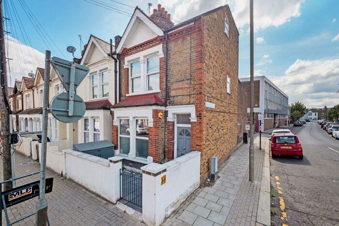 2 Bedroom Flat To Rent In Kimber Road, London, SW18
