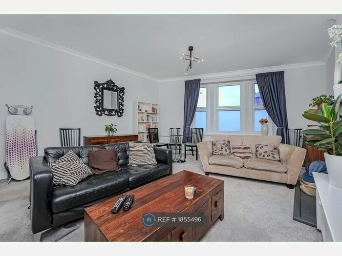 3 Bedroom Flat To Rent In Mitcham Road, London, SW17