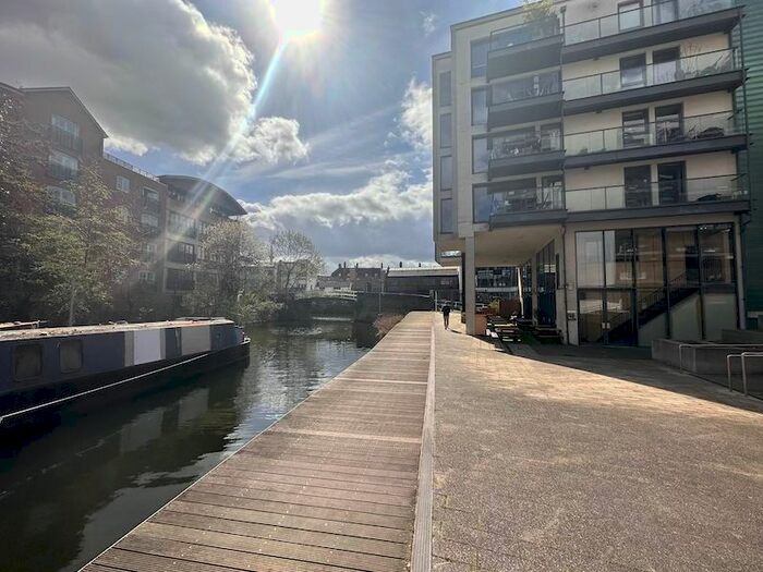 3 Bedroom Flat To Rent In De Beauvoir Crescent, London, N1