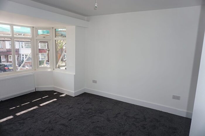 3 Bedroom Maisonette To Rent In Rydal Crescent, Perivale, Greenford, UB6