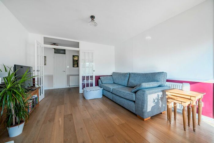 2 Bedroom Flat To Rent In The Ridgeway, Enfield, EN2