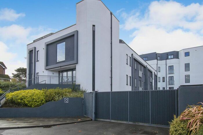 2 Bedroom Flat For Sale In Walton Street, Aylesbury, HP21