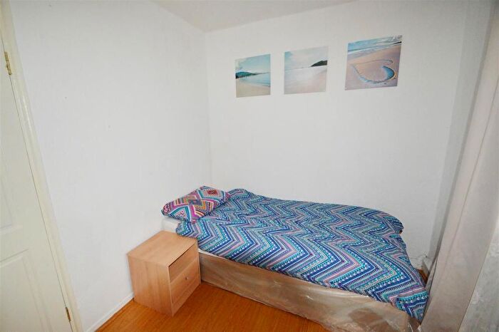 3 Bedroom Flat To Rent In Nevern Road, Earls Court, SW5