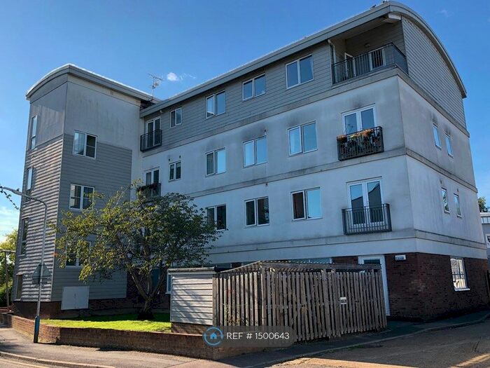 2 Bedroom Flat To Rent In Hildenbrook House, Tonbridge, TN9