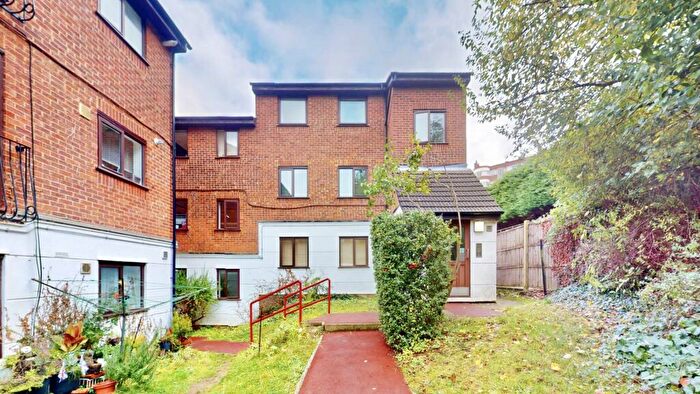 2 Bedroom Apartment For Sale In Tudor Close, Highgate, N6