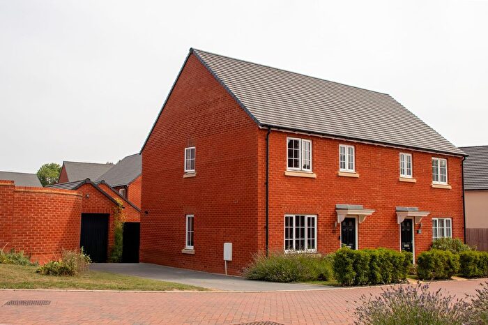 3 Bedroom Semi-detached House For Sale In Lawrence Close, Banbury, OX16
