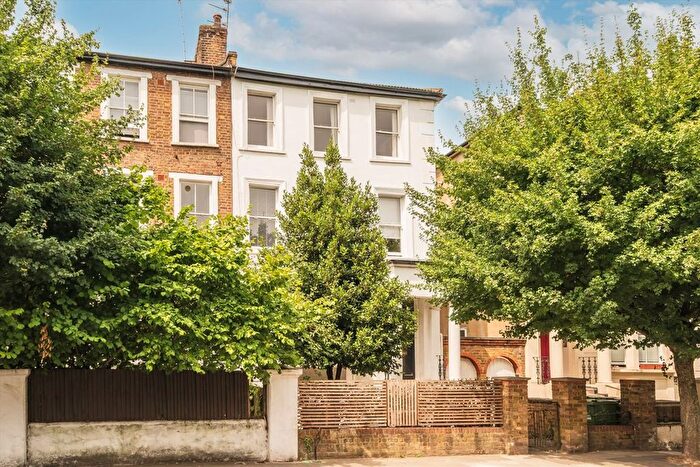 4 Bedroom Property To Rent In Caxton Road, Shepherds Bush, W12