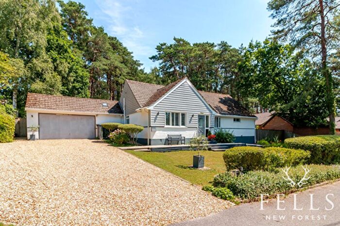 4 Bedroom Detached House For Sale In Ashley Drive South, Ashley Heath, BH24