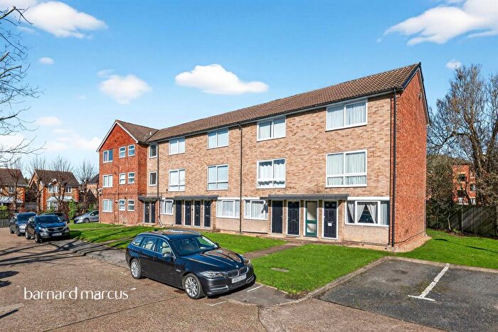 2 Bedroom Flat For Sale In Park Road, New Malden, KT3