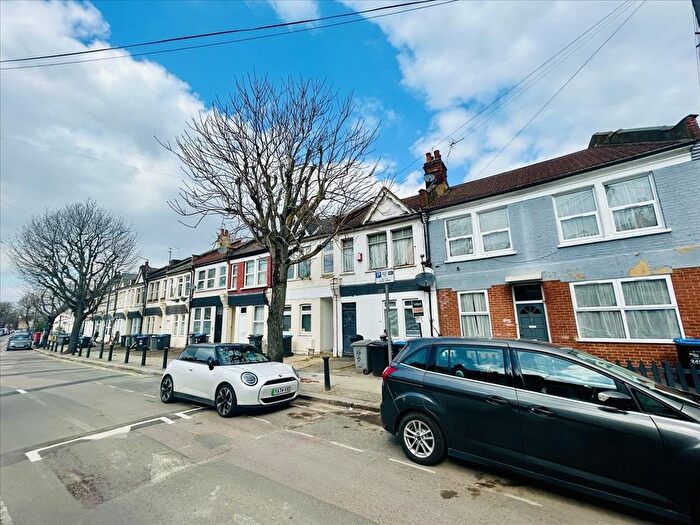 1 Bedroom Flat To Rent In Chapter Road, Willesden, London, NW2