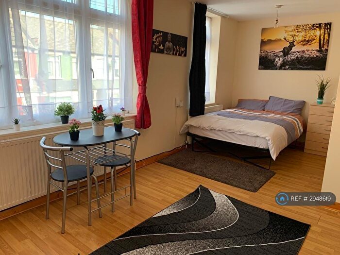 Studio To Rent In Rosebery Avenue, London, N17