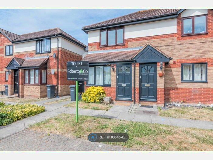 2 Bedroom Maisonette To Rent In Hollybush Way, Cheshunt, Waltham Cross, EN7