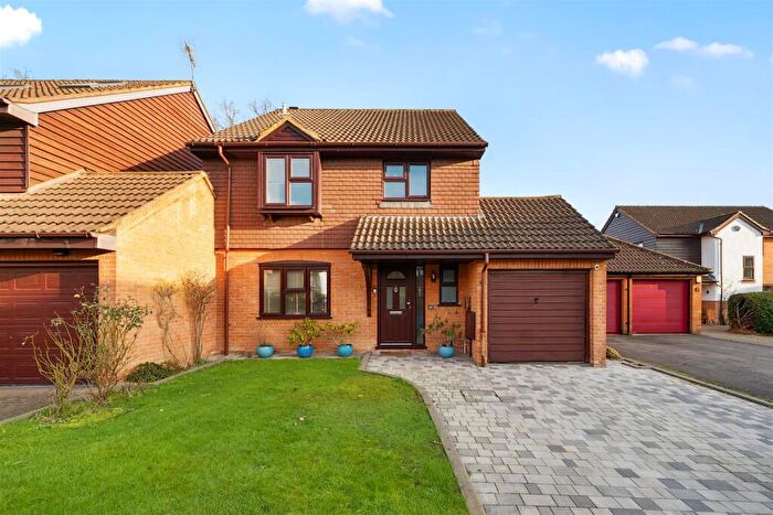 4 Bedroom Link Detached House For Sale In Palmerston Avenue, Slough, SL3