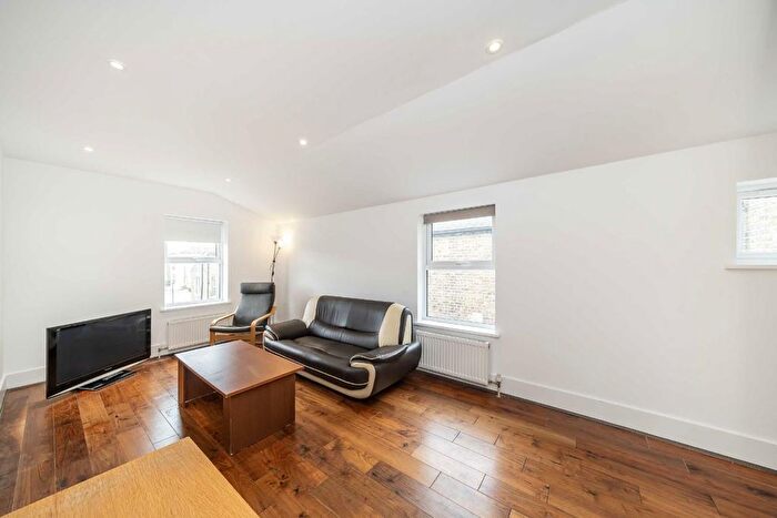 3 Bedroom Flat To Rent In Morrish Road, Brixton, SW2