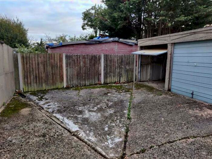 Commercial Garage To Rent In Fairleigh Drive, Leigh On Sea, Essex, SS9