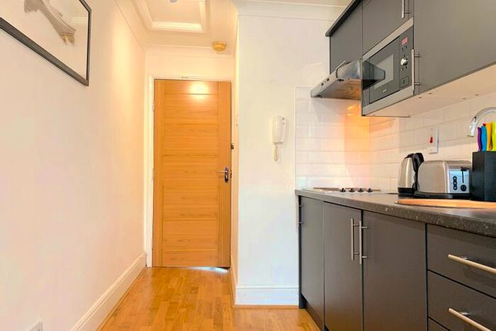 Studio To Rent In Flat E, Mile End Road, London, London, E1