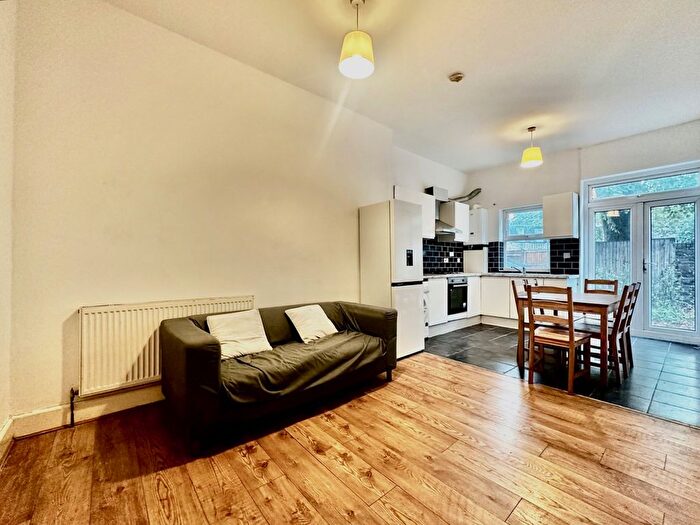 2 Bedroom Flat To Rent In South Lambeth Road, SW8