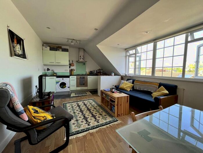 1 Bedroom Flat To Rent In The Triangle, Kingston Upon Thames, KT1