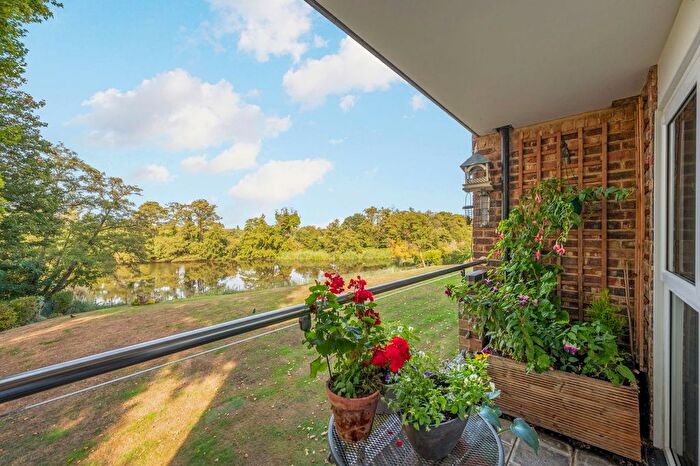 2 Bedroom Flat For Sale In Farington Acres, Weybridge, KT13