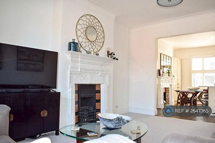 3 Bedroom Flat To Rent In Dulwich, London, SE21