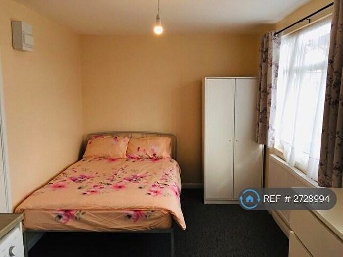 Studio To Rent In Grenoble Gardens, London, N13