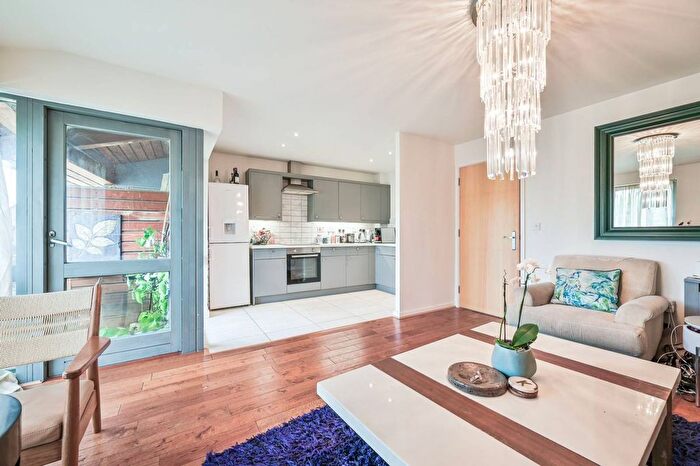 1 Bedroom Flat For Sale In Martlesham Walk, Edgware, London, NW9