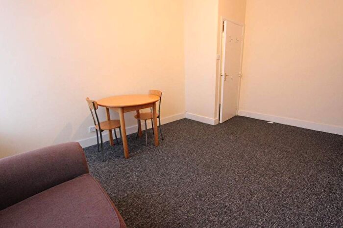 2 Bedroom Flat To Rent In North End Road, London, W14