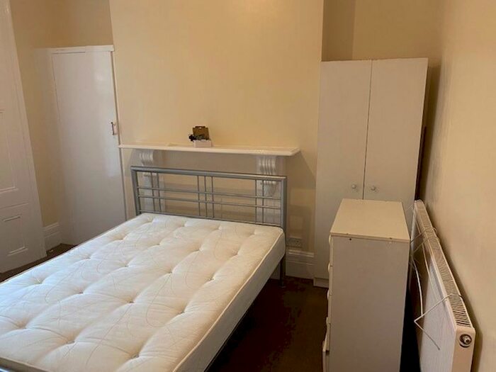 1 Bedroom Flat To Rent In Minford Gardens, London, W14