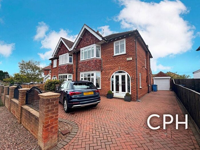 3 Bedroom Semi-Detached House For Sale In The Close, Scarborough, YO12