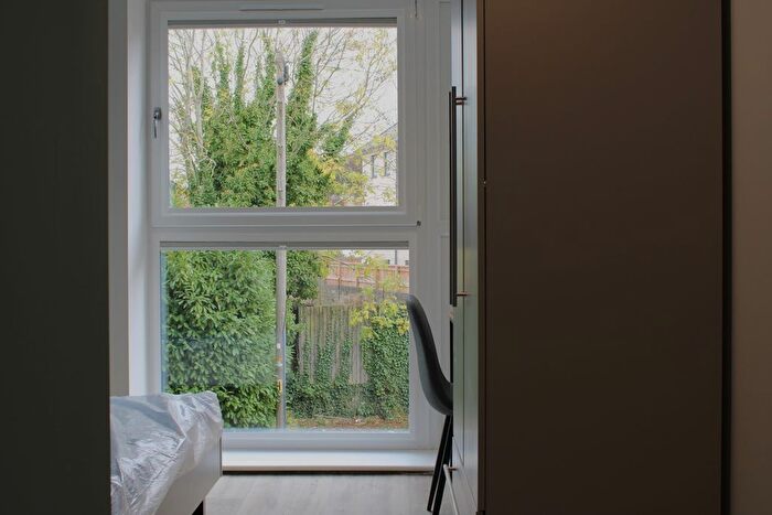 3 Bedroom Flat To Rent In Lower Bristol Road, Bath, BA2