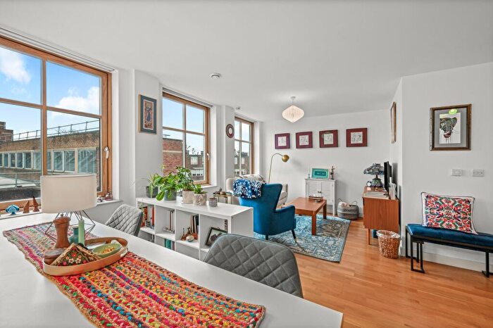 1 Bedroom Flat For Sale In Highbury Gardens, Holloway Road, N7