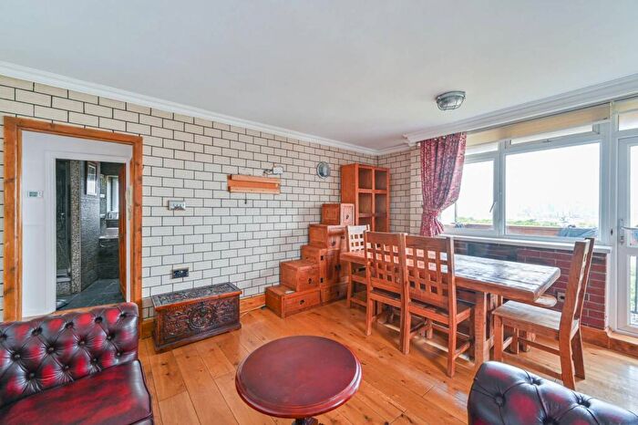 2 Bedroom Flat To Rent In Frances Street, Woolwich, London, SE18