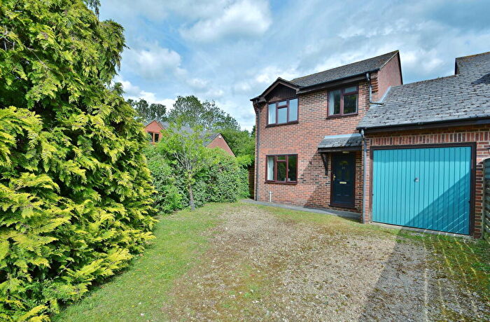 3 Bedroom Detached House For Sale In Clifden Road, Worminghall, HP18