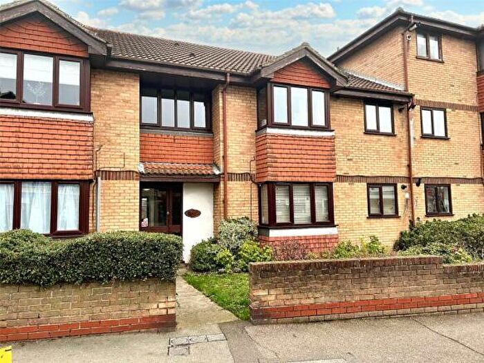 2 Bedroom Flat To Rent In The Chestnuts, Albert Road, Belvedere, DA17