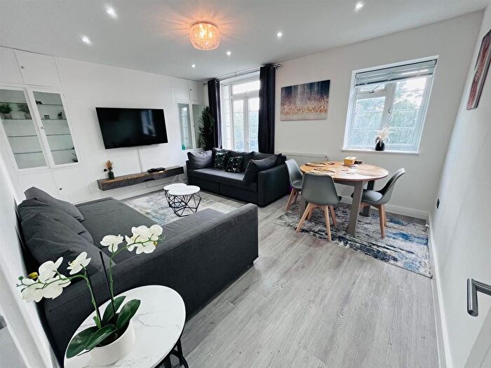 3 Bedroom Flat To Rent In Warwick Lodge, London, NW2