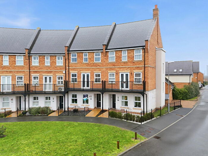 5 Bedroom Town House For Sale In School Avenue, Dunton Fields, SS15