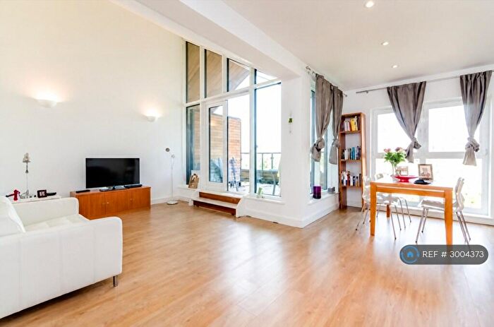 2 Bedroom Flat To Rent In Waterside, Woking, GU21