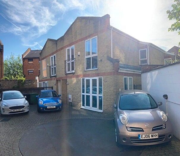 6 Bedroom Semi-Detached House To Rent In Tabley Road, Holloway, Islington, North London, N7