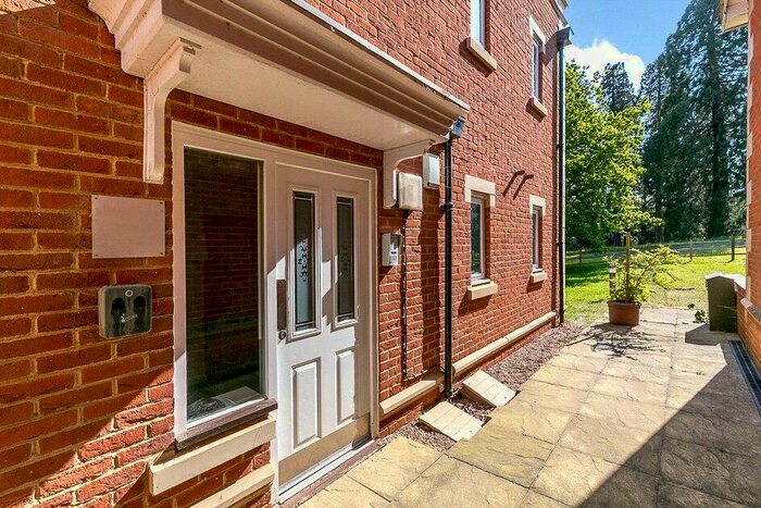 2 Bedroom Apartment To Rent In Gatehouse Lodge, Royal Earlswood Park, Redhill, Surrey, RH1