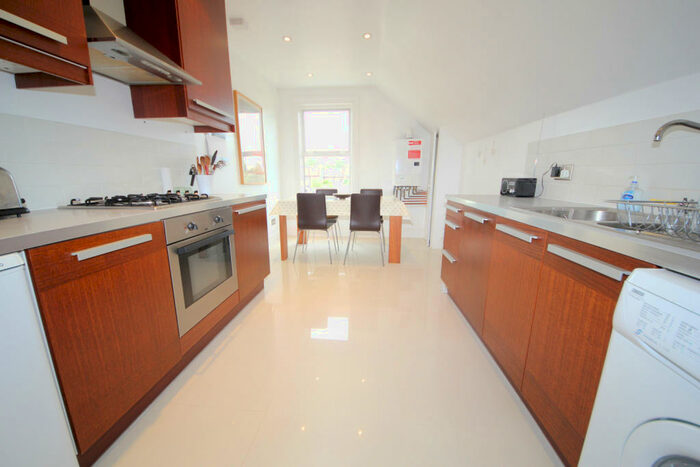 1 Bedroom Flat To Rent In Station Road, Winchmore Hill, N21